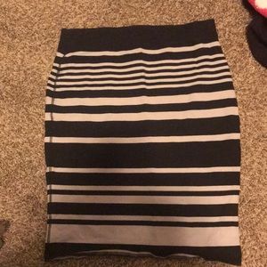 Form fitting striped skirt